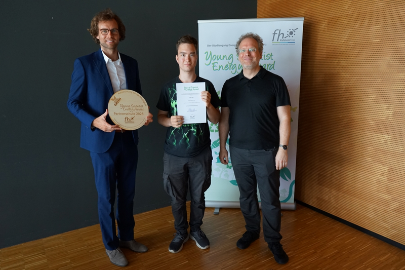 Teilnehmer des Young Scientist Energy Award mit Urkunde neben Jury-Mitgliedern bei der Verleihung an der FH Kufstein Tirol.