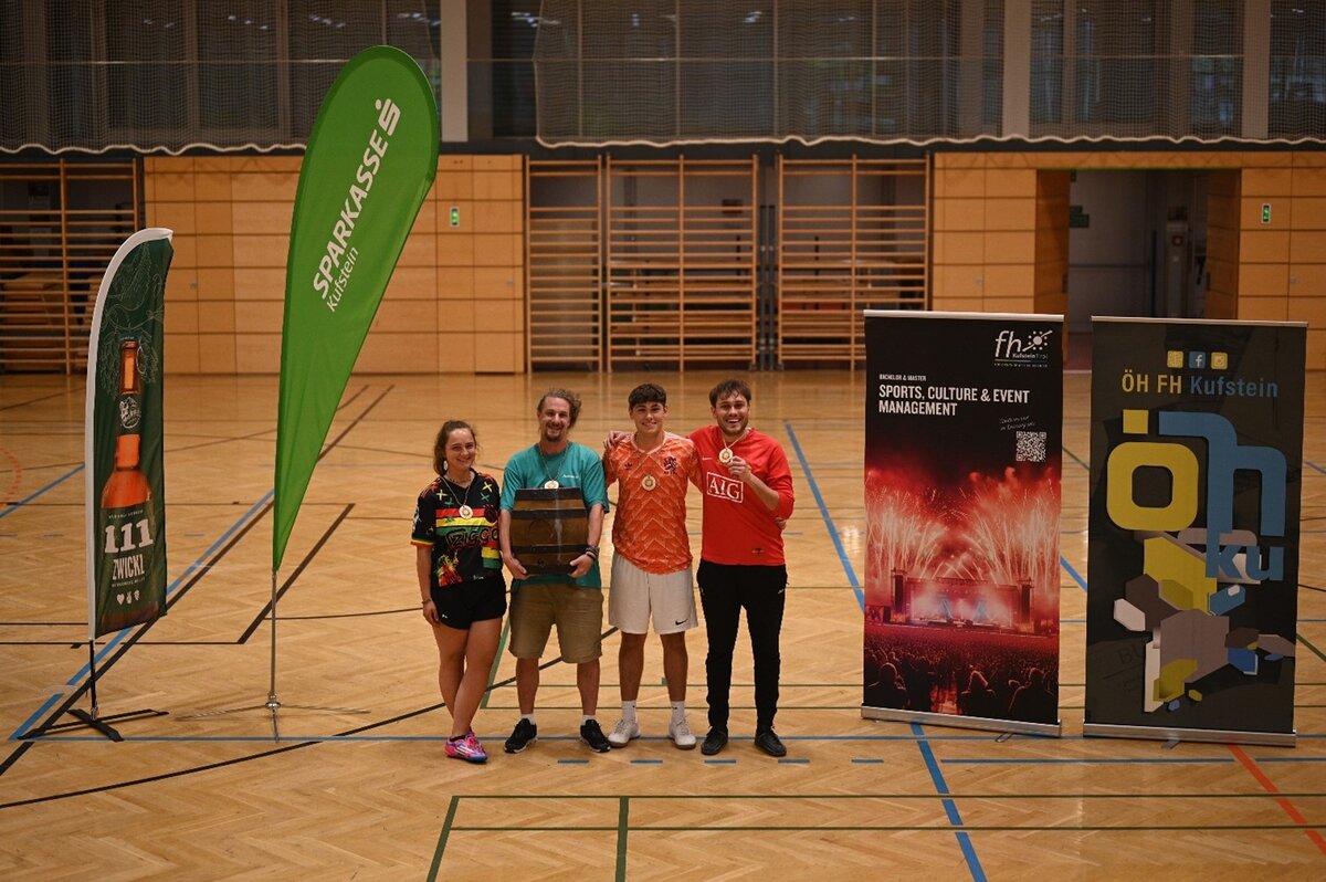 Sportliche Erfolge feiern: Studierende bei der Siegerehrung an der FH Kufstein Studierende bei der Siegerehrung eines Indoor-Sportturniers an der FH Kufstein Tirol.