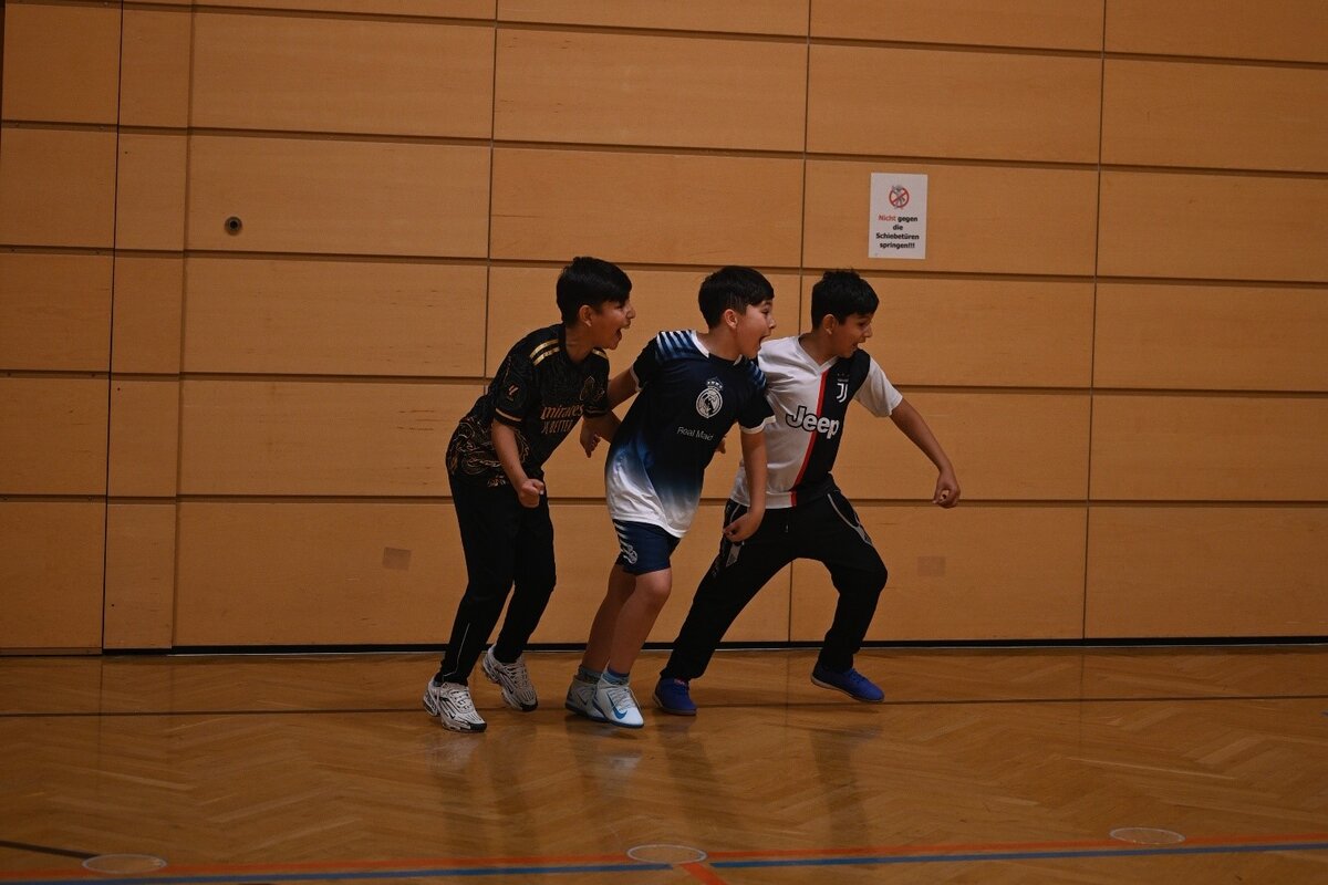 Team Real Madrid beim Elfmeterturnier Drei Jungs feuern am Spielrand ihren Torschuetzen an.