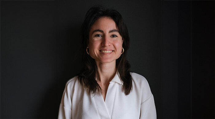 Lara Hohenwarter vor einem Schwarzen Hintergrund als Portrait-Bild