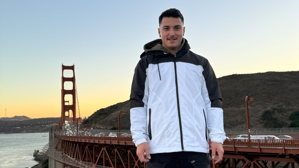 Student steht vor der Golden Gate Bridge in San Francisco bei Sonnenuntergang | © Adrian Meisrimel