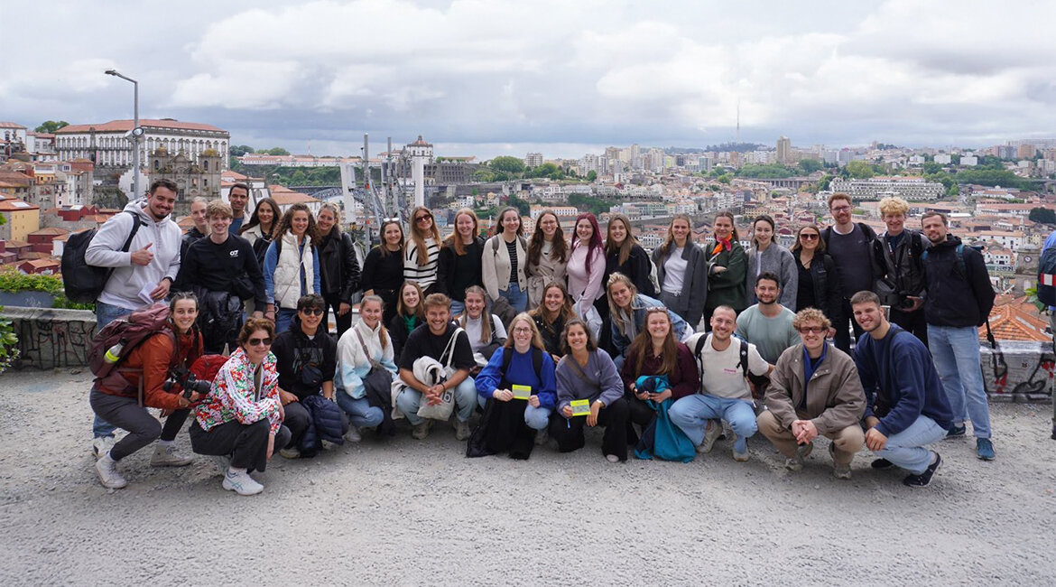 Studienreise SKVM nach Porto | Studierende der FH Kufstein Tirol erkunden die Stadt Große Gruppe von Studierenden der FH Kufstein Tirol bei einer Exkursion in Porto mit Blick über die Stadt