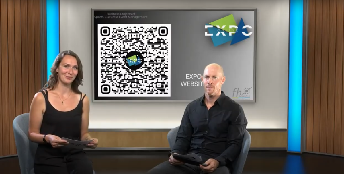 Zwei Moderatoren sitzen im Studio vor einer Leinwand mit dem EXPO ONLINE Logo und einem QR-Code, während sie den Livestream des Praxisprojekts im Studiengang Sports, Culture & Event Management an der FH Kufstein Tirol präsentieren.