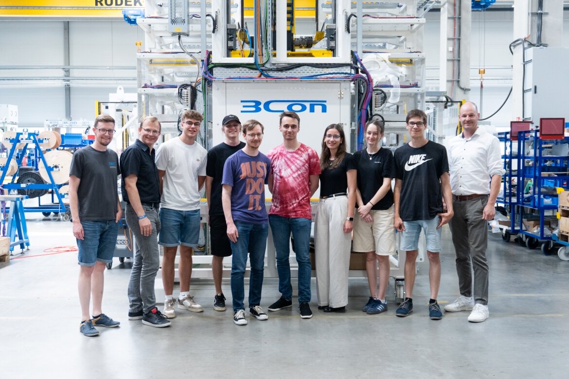Praxisprojekt der FH Kufstein Tirol: Das Studierendenteam gemeinsam mit Vertreter und Ansprechpartner vor einer automatisierten Fertigungsanlage des Partnerunternehmens 3CON