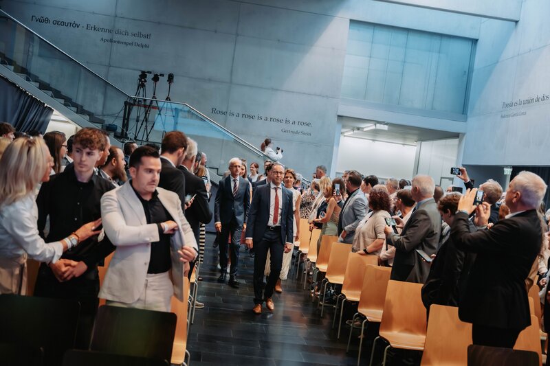 Sponsion 2025 - Einzug Spondierender, Lehrender und Hochschulleitung Einzug der Spondierenden und Lehrenden in die Aula in Nahaufnahme.