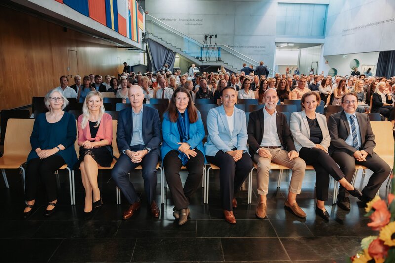 Sponsion 2025 - Bild vom Publikum mit Lehrenden im Vordergrund Bild mit Lehrenden der FH Kufstein Tirol im Bildvordergrund anlässlich der Sponsion 2025.