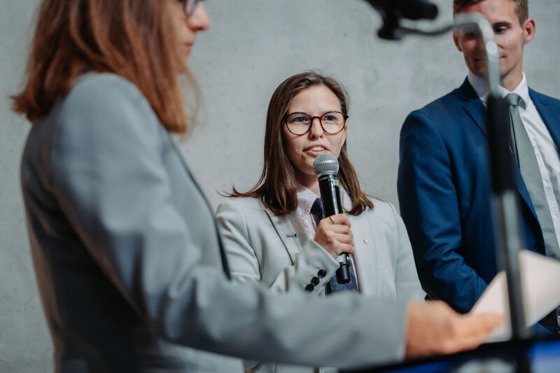 Sponsion 2025 - Ablegen des Akademischen Gelöbnisses Prof. (FH) Dr. Claudia Van der Vorst, MBA und Spondierende beim Ablegen des Akademischen Gelöbnisses.