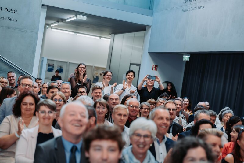 Sponsion 2025 - applaudierendes Publikum Publikum applaudiert anlässlich der Sponsionsfeierlichkeiten in der Aula der FH Kufstein Tirol.