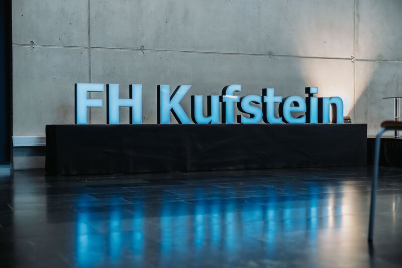 Sponsion 2025 - Logo der FH Kufstein Tirol Das Logo der FH Kufstein Tirol in Großaufnahme.