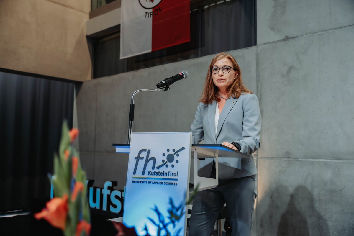 Sponsion 2025: Vizerektorin Prof. (FH) Dr. Claudia Van der Vorst, MBA, bei ihrer Rede. Rede von Prof. (FH) Dr. Claudia Van der Vorst, MBA, bei der feierlichen Sponsion.