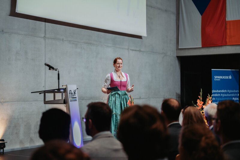 Sponsion 2025 - Begrüßungsrede Sara Neubauer Sara Neubauer bei der Begrüßungsrede in der Aula der FH Kufstein Tirol