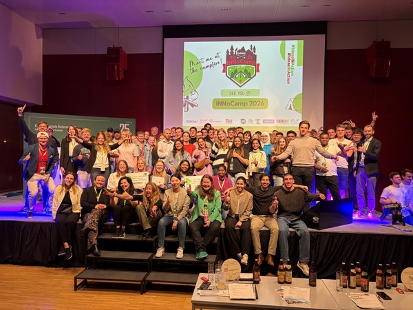 Große Gruppe von Studierenden und Teilnehmenden auf einer Bühne bei der Abschlussveranstaltung des INNoCamp 2025. Im Hintergrund eine Präsentationsfolie mit dem Schriftzug „See you @ INNoCamp 2026“. | © FH Kufstein Tirol