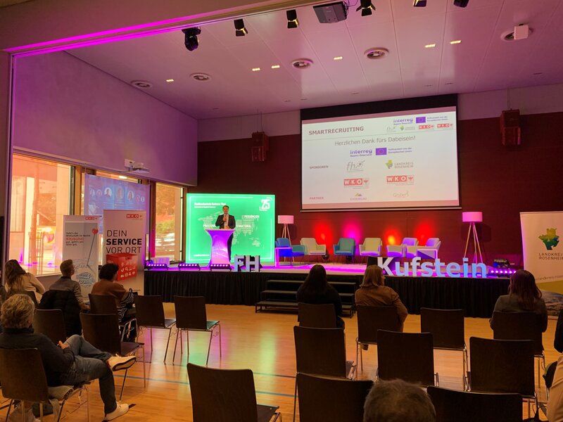 Mario Situm während seinem Vortrag auf der Bühne.