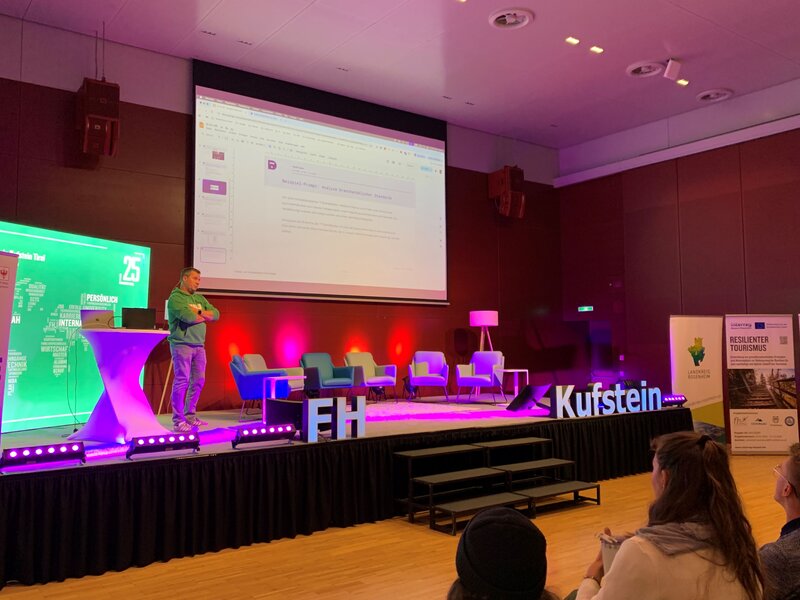 Josef Willkommer während seinem Vortrag.