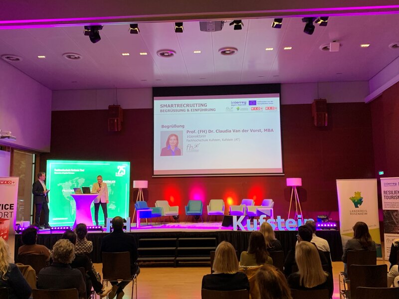 Begrüßung durch Vizerektorin Prof. (FH) Dr. Claudia Van der Vorst auf der Bühne