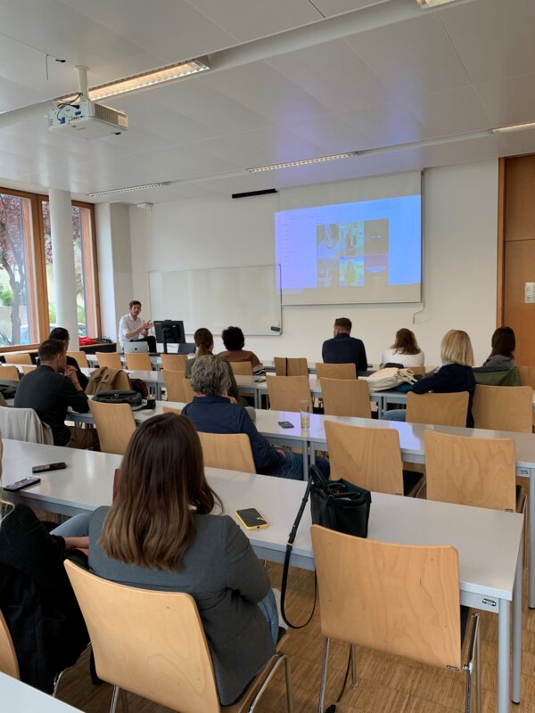 Tobias Heckenbichler während seinem Workshop mit Teilnehmenden. 