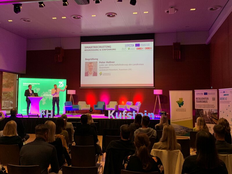 Peter Heßner, Leiter der Wirtschaftsförderung des Landkreises Rosenheim (DE) auf der Bühne