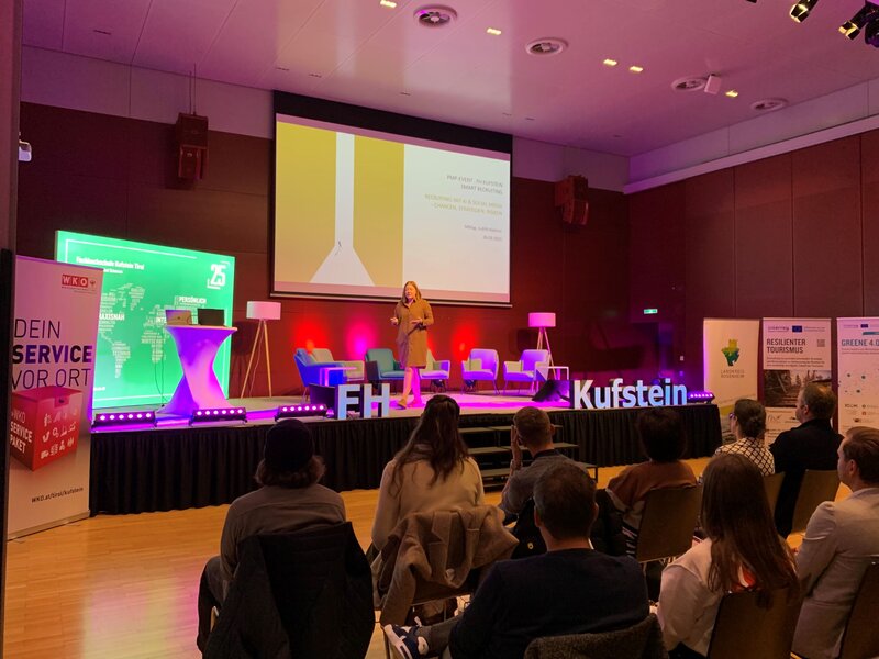 Judith Kastner während ihrem Vortrag auf der Bühne.