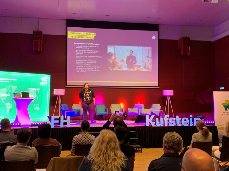 Diana Lichwa während ihrem Vortrag über Bewegtlichtformate auf der Bühne.