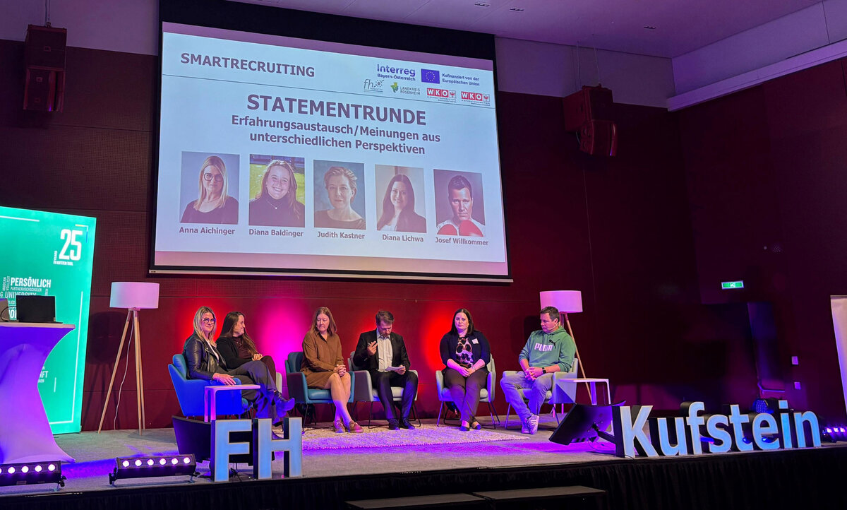 Expert:innen sitzend auf der Bühne