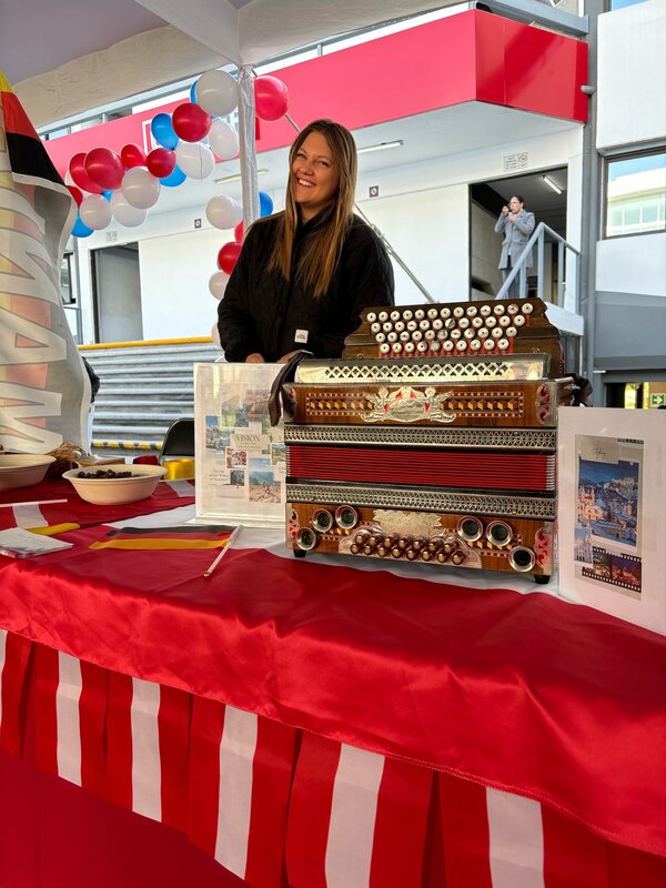 Magdalena steht an einem Stand.