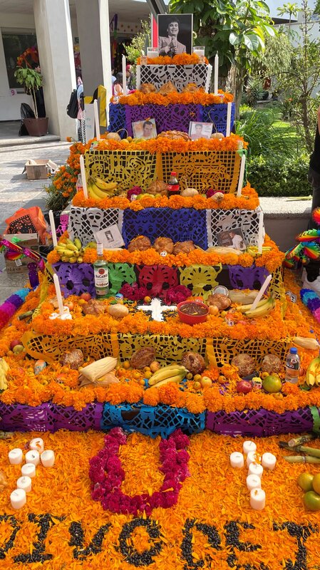 Ein bunt gestalteter Altar