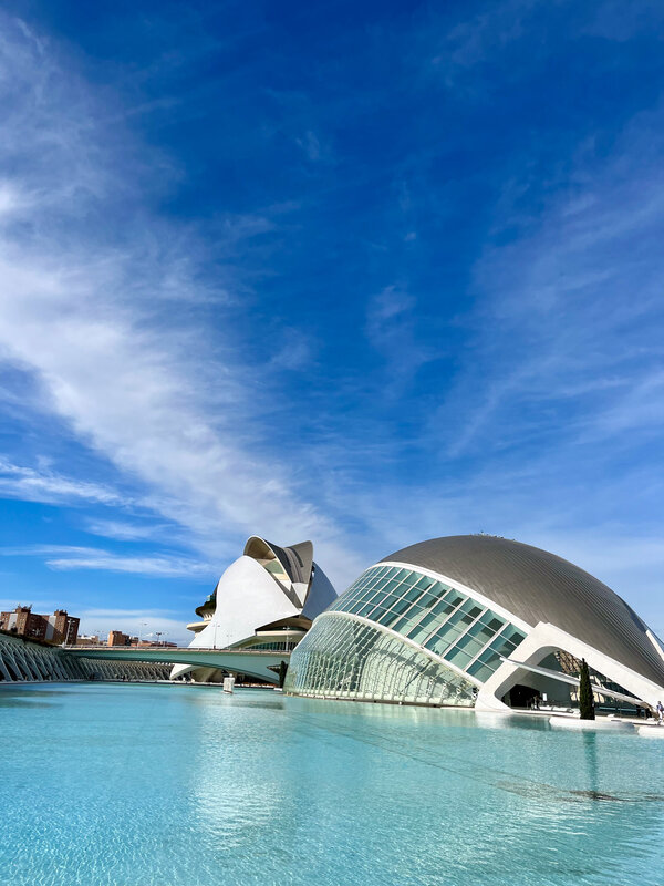 Weißes Gebäude umgeben von einem Wasserpark