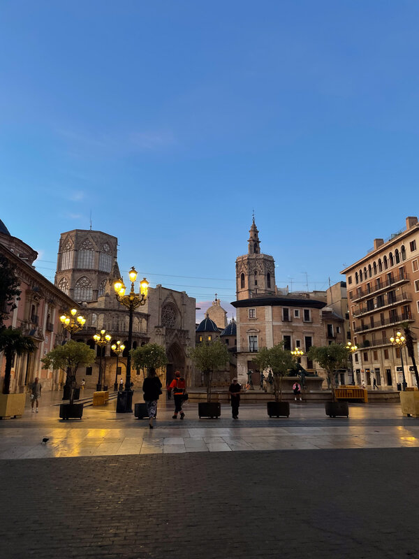 Blick auf einen Stadtplatz von Valencia