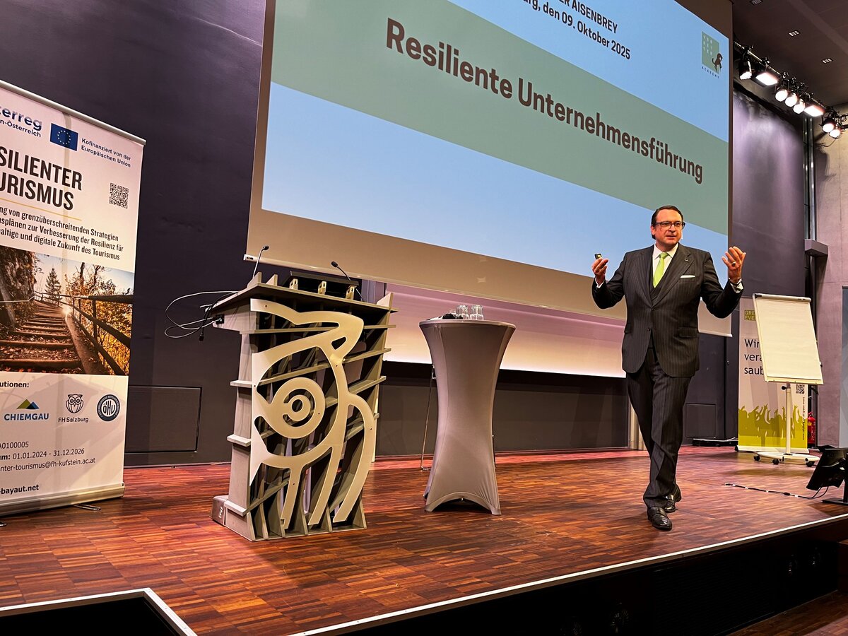 Ein Mann geht über die Bühne, mit lebhaften Gesten.