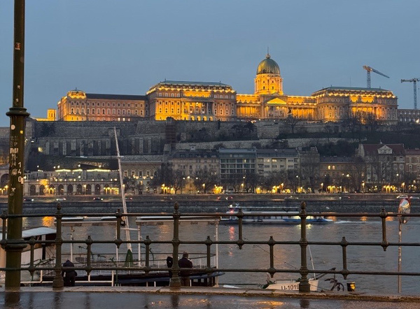 Abendansicht des beleuchteten Burgpalasts, gesehen über die Donau. | © Stefanie Gstinig
