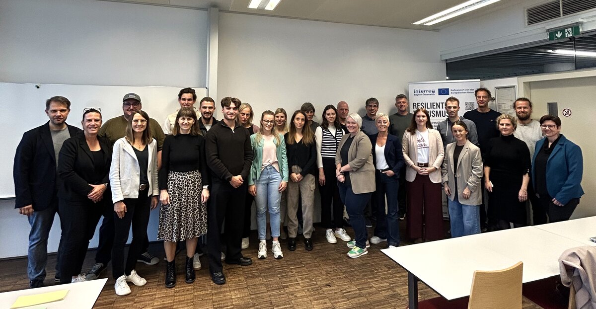 Gruppenfoto der Teilnehmenden des neuen Zertifikatslehrgangs Resilienzmanager:in im Tourismus beim Start an der FH Salzburg.