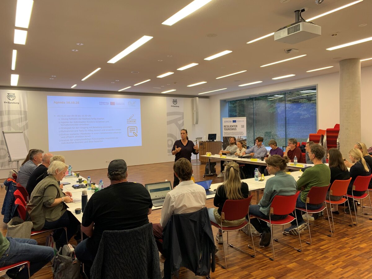 Teilnehmenden des neuen Zertifikatslehrgangs Resilienzmanager:in im Tourismus im Unterricht an der FH Salzburg.