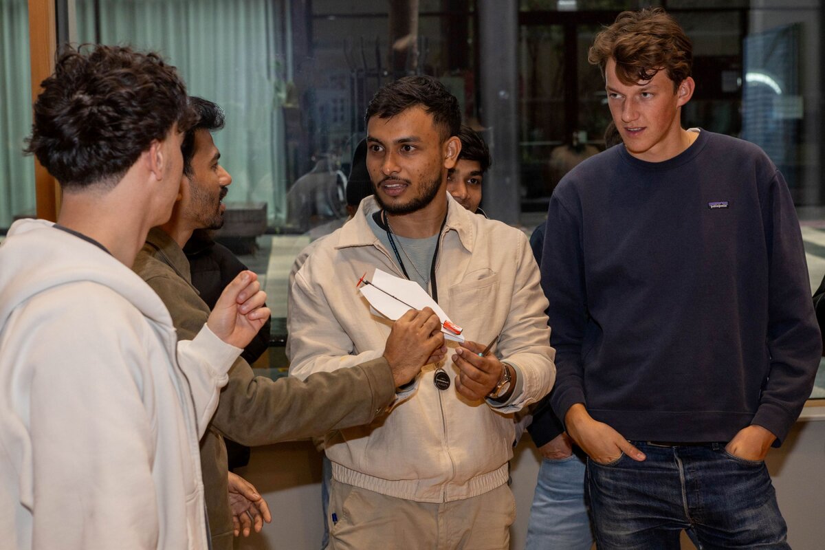 Personen unterhalten sich.