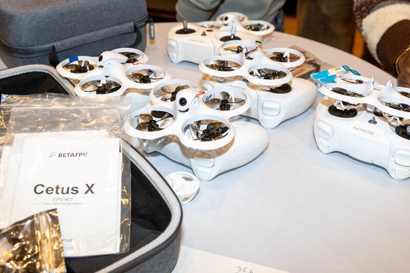 Drohnen liegen auf einem Stehtisch