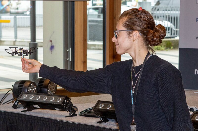 Eine Person hält die Drohne in der Hand.
