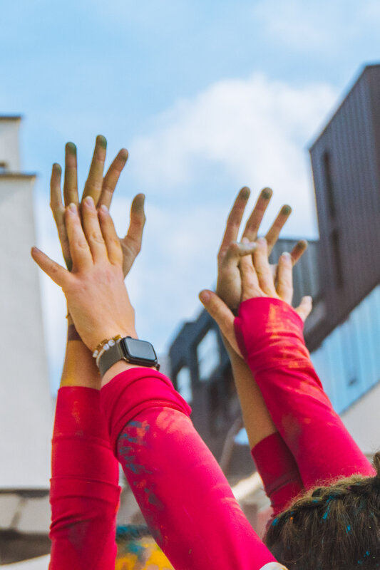 Zwei Personen heben ihre Hände in die Luft.