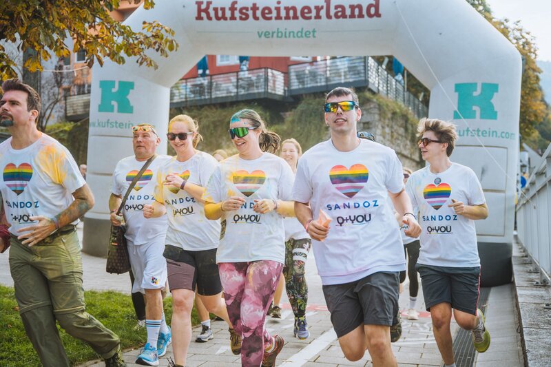 Eine Gruppe mit einheitlichen T-Shirts läuft.