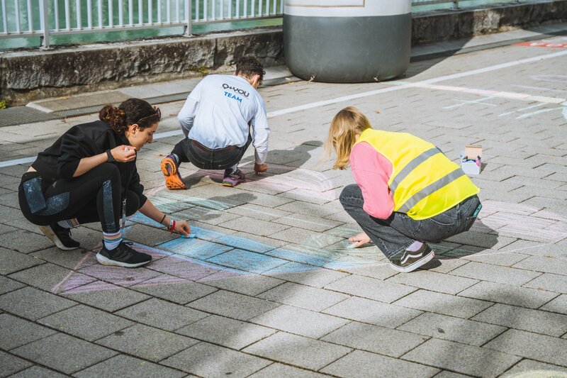 Personen markieren die Straße.