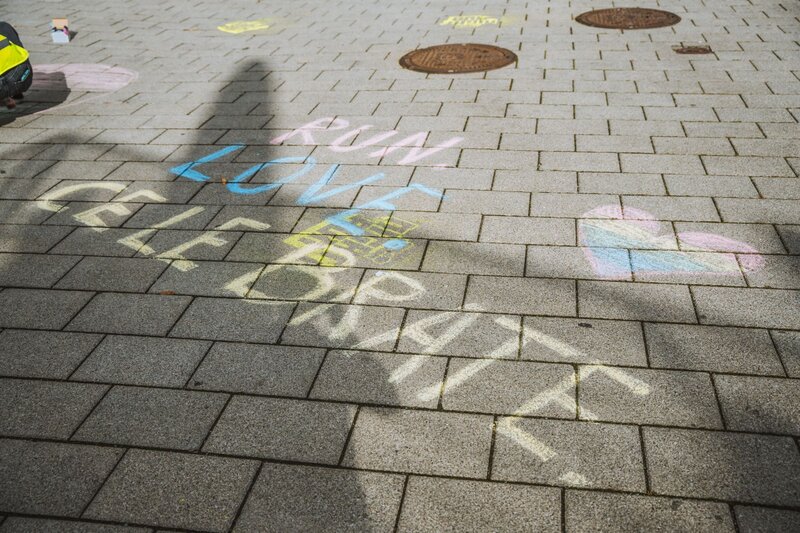 Bunter Schriftzug auf dem Weg