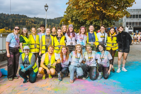 Personen mit einheitlichen Warnwesten stehen nebeneinander. | © S. Steinmetz 