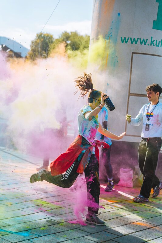 Person überquert die Ziellinie