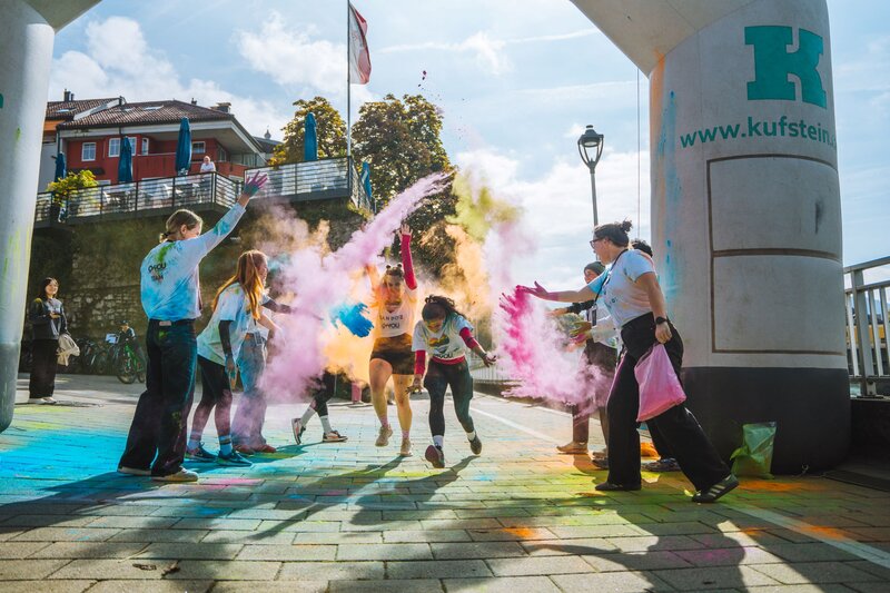 Personen überqueren die Ziellinie