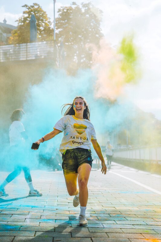 Person überquert die Ziellinie.