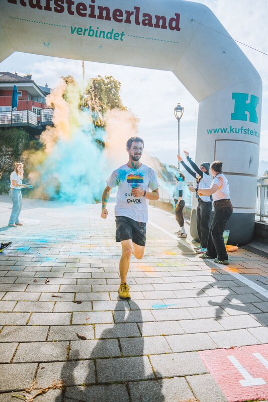 Person überquert die Ziellinie.