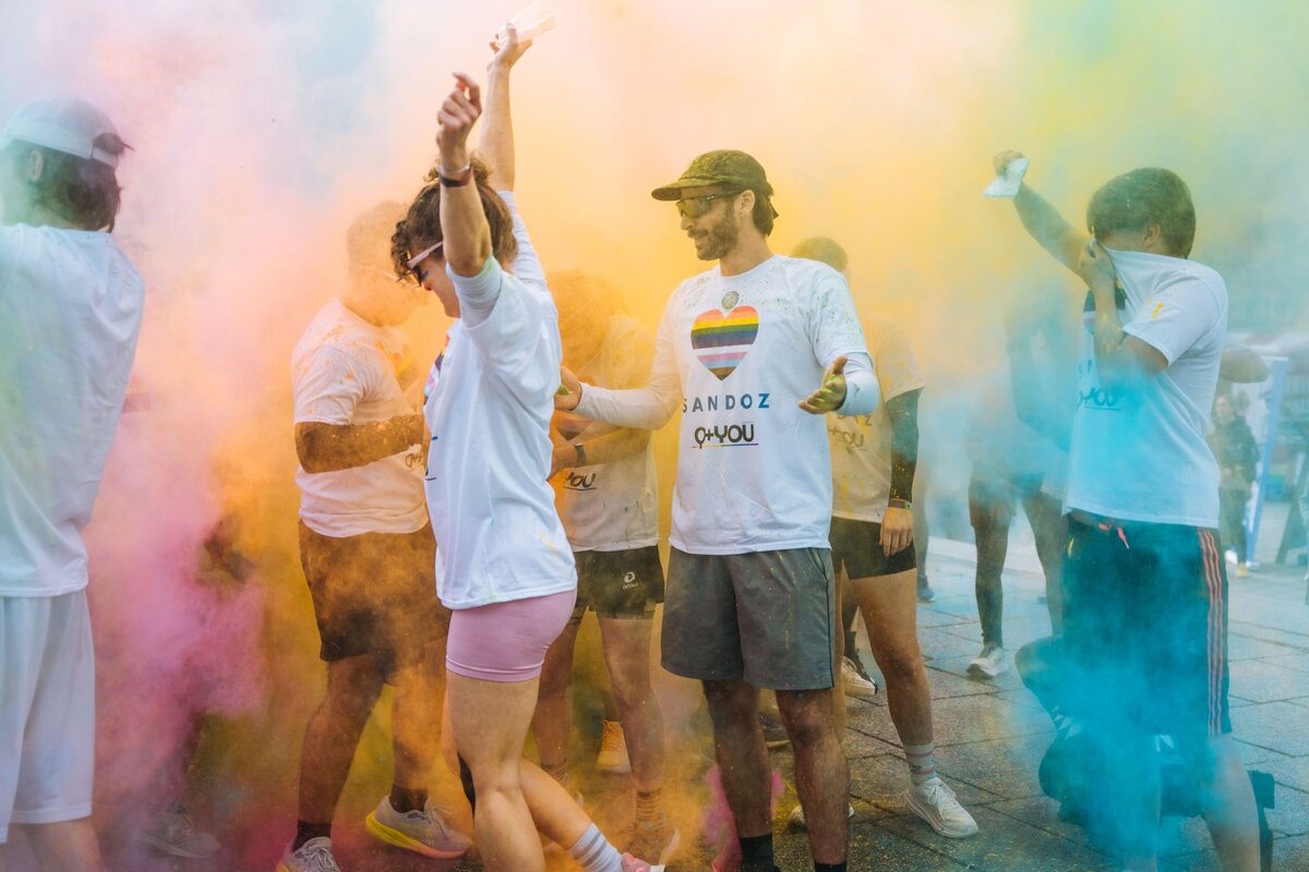 Personen stehen mitten in einer Farbwolke.