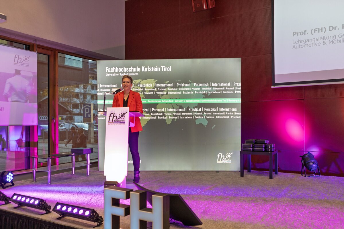 Prof. (FH) Dr. Kristina Kampfer bei ihrer Rede anlässlich der Verleihung der Lehrgangszertifikate sowie der MBA-Urkunden im Festsaal der FH Kufstein Tirol.