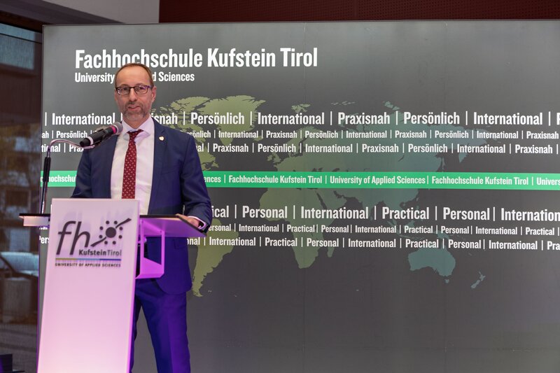 FH-Rektor Prof. (FH) PD Dr. Mario Döller bei seiner Rede zur MBA-Sponsion bzw. Lehrgangs-Zertifikatsverleihung im Festsaal der FH Kufstein Tirol. 