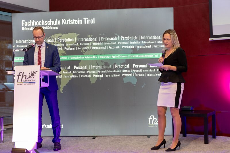 FH-Rektor Prof. (FH) PD Dr. Mario Döller und Nicole Reinert bei der akademischen Gelöbnisformel.