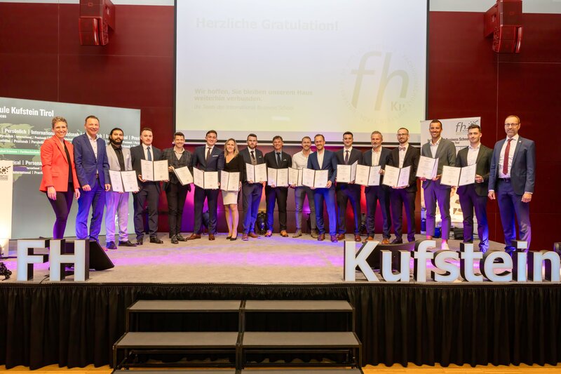 Gruppenfoto General-Management-MBA-Spondierende auf dem Podium des Festsaals der FH Kufstein Tirol. 