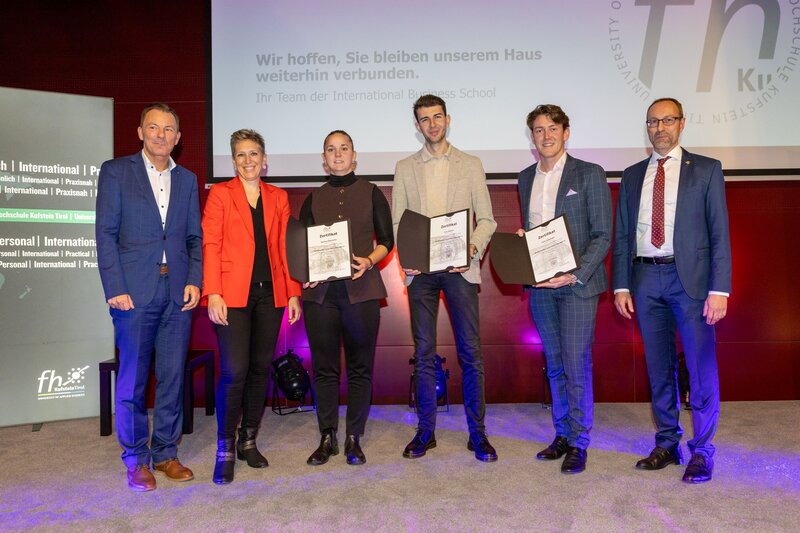 Absolvierende des Zertifikatslehrgangs beim Gruppenfoto auf dem Podium des Festsaals der FH Kufstein Tirol.